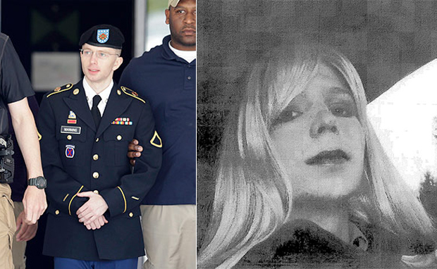 O soldado Bradley Manning ao deixar corte marcial ( esq.) e vestido de mulher