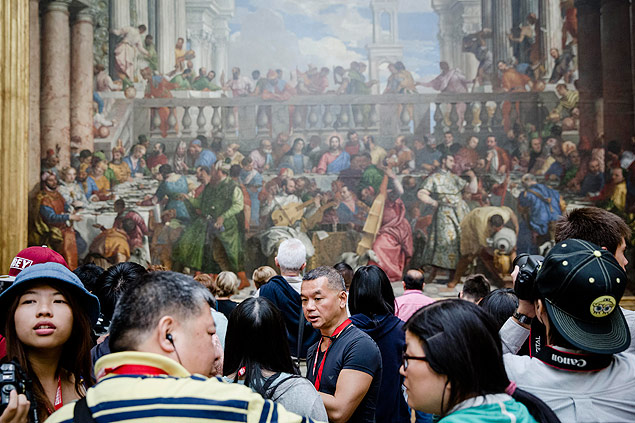 Turistas no Museu do Louvre, em Paris; principal destino turstico da Europa decepciona chineses