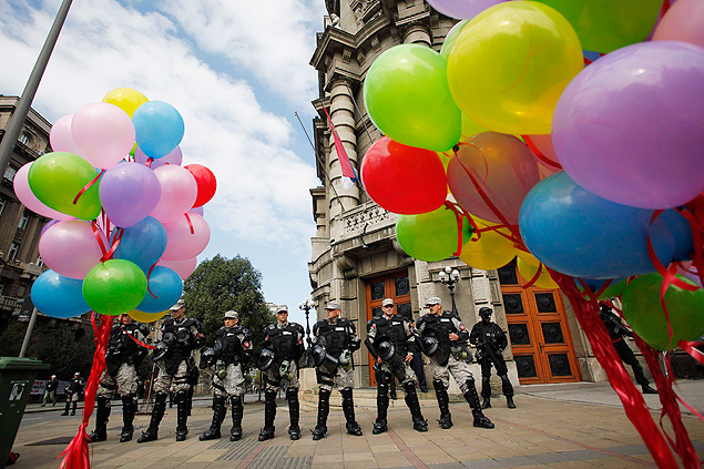 Policiais reforam segurana da Parada Gay de Belgrado para evitar a ao de grupos homofbicos