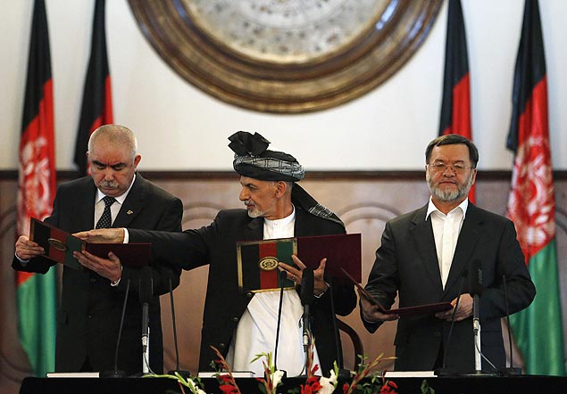 Novo presidente do Afeganisto, Ashraf Ghani (centro), faz juramento para assumir o cargo