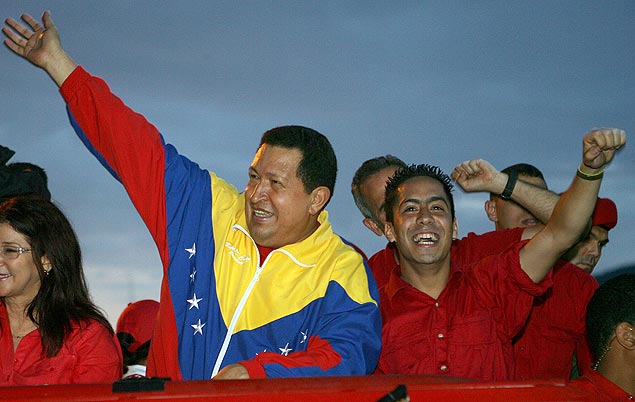 Robert Serra (D), membro do governista PSUV,  visto ao lado de Hugo Chvez em comcio em 2010