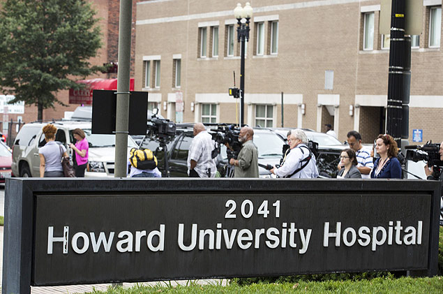 Jornalistas so vistos em frente de hospital da Universidade de Howard, em Washington