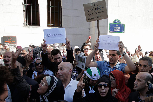 Muulmanos fazem protesto, em Paris, contra utilizao do nome 'Estado Islmico' para faco terrorista