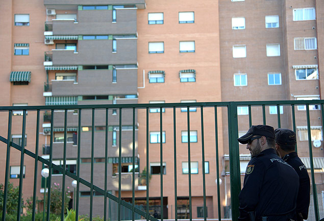 Policiais so vistos na frente de residncia de auxiliar de enfermagem diagnosticada com ebola na Espanha