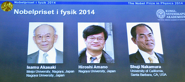 Tela mostra imagem dos cientistas japoneses Isamu Akasaki, Hiroshi Amano e Shuji Nakamura, que venceram o prêmio