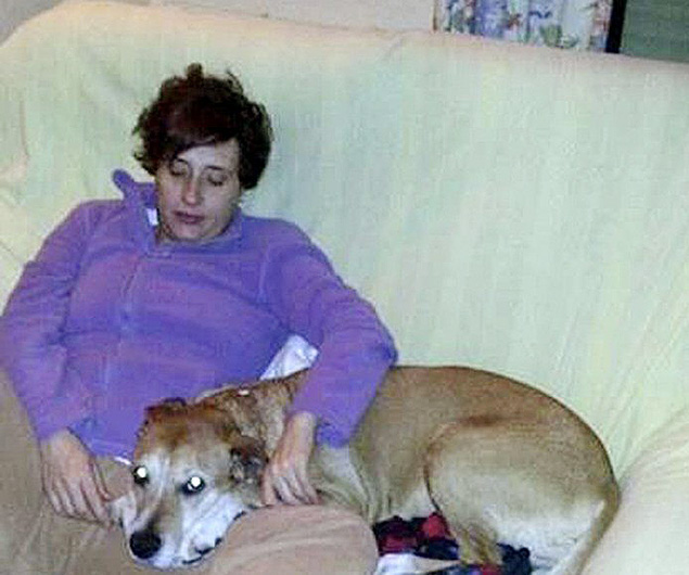 A enfermeira infectada pelo ebola Teresa Romero com seu cachorro em foto sem data