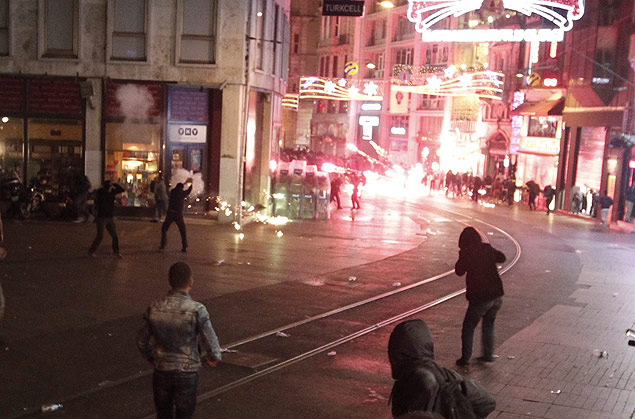 Manifestantes enfrentam polcia em Istambul 