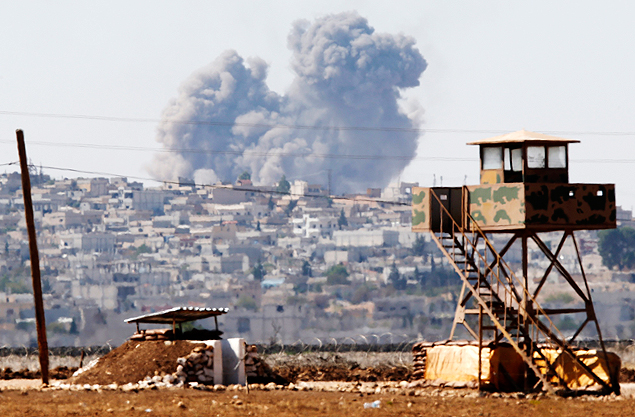 Após ataque aéreo, fumaça é vista em Kobani a partir de posto de fronteira entre Síria e Turquia