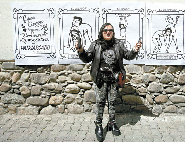 A cineasta Mara Galindo, 54, mostra ilustraes sobre o Kama Sutra em La Paz