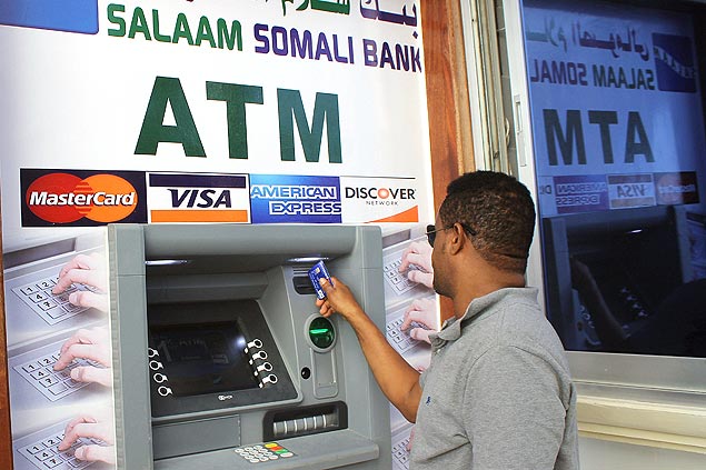 A mquina, instalada pelo banco somali Salaam em um hotel luxuoso, permite aos clientes sacar dinheiro diretamente em dlares americanos
