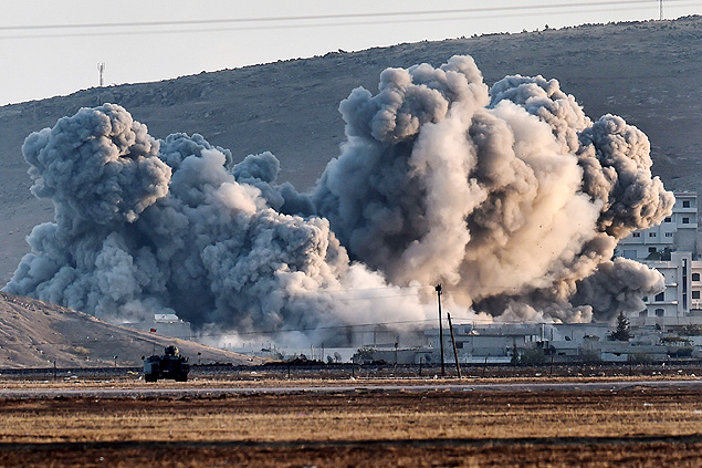 Fumaa pode ser vista na cidade de Kobane, na fronteira entre a Sria e a Turquia, que resiste ao avano do EI