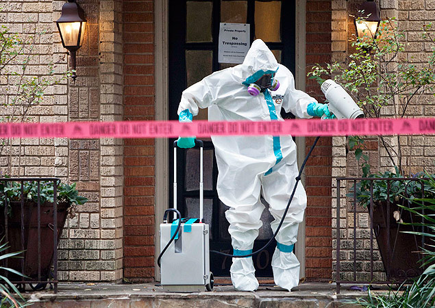 Funcionrio desinfeta entrada da casa de enfermeira com ebola, em Dallas, no Texas