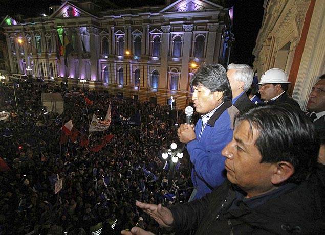 Evo Morales discursa para eleitores da varanda do Palácio presidencial, em La Paz