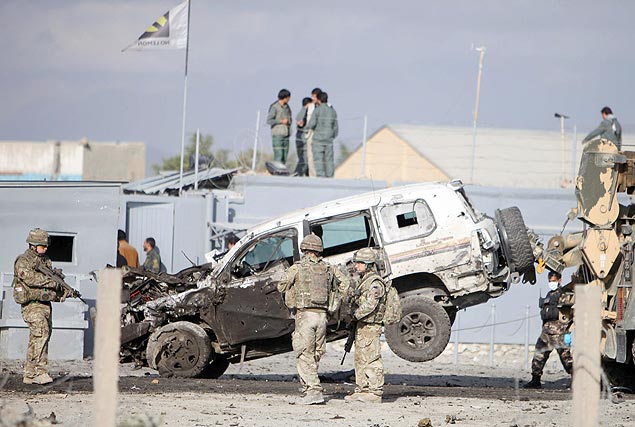 Soldados afegos e estrangeiros investigam local de ataque ao comboio da Otan, em Cabul
