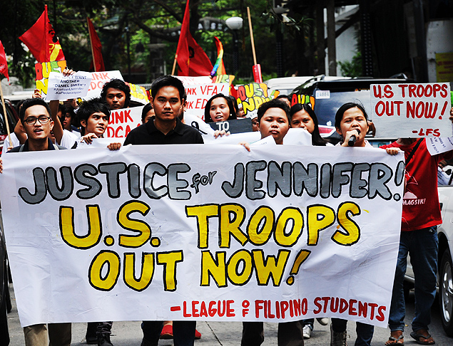 Estudantes fazem marcha  embaixada dos EUA em Manila contra presena de tropas americanas