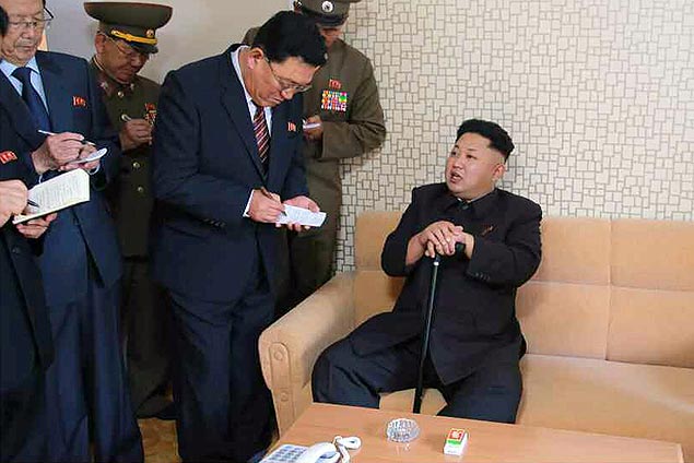 Kim Jong-un, em sua primeira apario pblica em 40 dias, com uma bengala