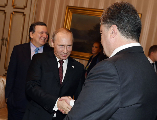 Presidentes de Rssia, Vladimir Putin (esq.), e Ucrnia, Petro Poroshenko, se cumprimentam durante reunio em Milo com lderes europeus