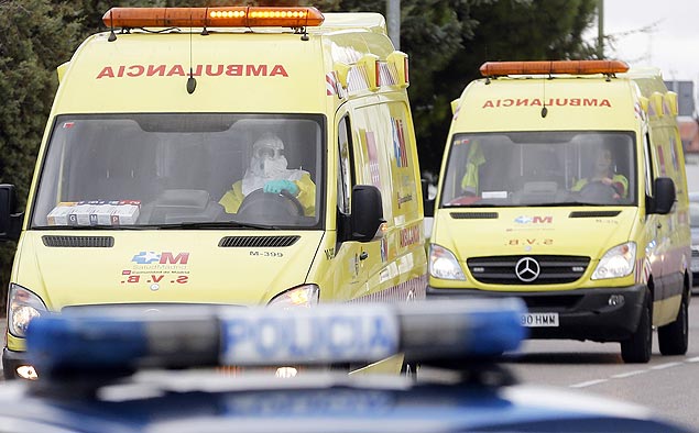 Ambulncias chegam ao hospital Carlos 3 em Madri; a primeira leva homem isolado em Barajas