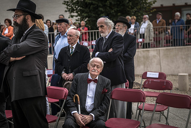 Moradores judeus de Mechelen, Blgica, reunidos para rememorar o Holocausto