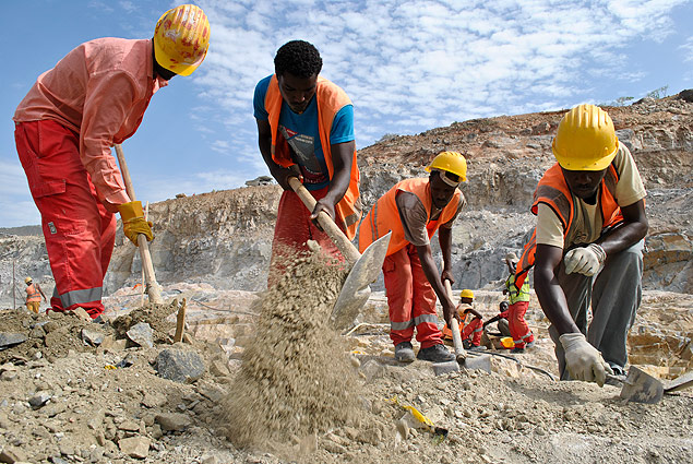 Operrios escavam rochas no local da Grande Barragem Renascena, no noroeste da Etipia