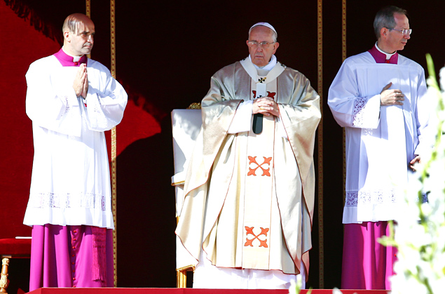 O papa francisco (ao centro) durante a cerimnia de beatificao de Paulo 6 no Vaticano