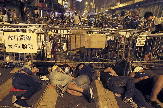 Manifestantes dormem em avenida do bairro de Mong Kok, em Hong Kong 