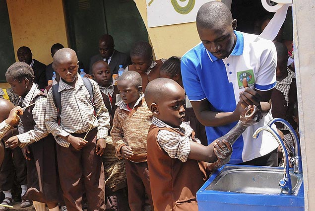 Crianas lavam as mos em Abuja, capital da Nigria, em ao de conscientizao contra ebola