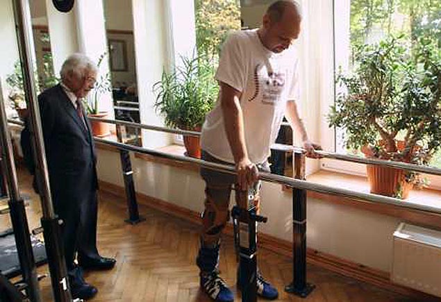 Darek Fidyka ficou paralisado aps ser esfaqueado vrias vezes em 2010; tratamento indito permitiu que fibras em torno de leso na espinha se reconectassem 