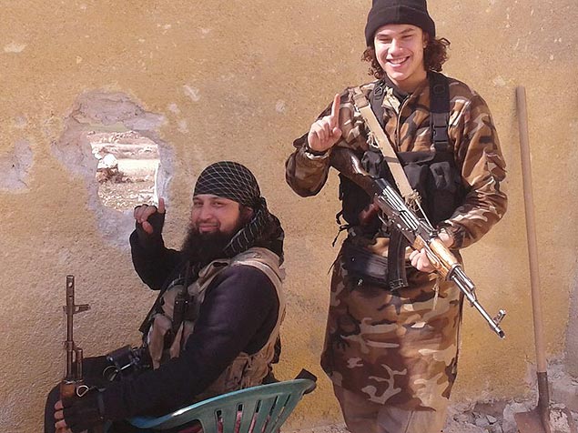Brian de Mulder (à dir.), belga nascido de mãe brasileira, em fotografia ao lado do líder terrorista Hicham Chaïb, na Síria