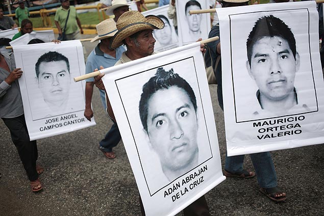 Pessoas seguram cartazes de estudantes desaparecidos em Acapulco, no Mxico