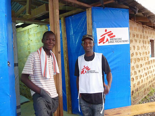 Sobrevivente do ebola Kollie James (esq.) e seu pai Alexander, em um abrigo da MSF em Foya 