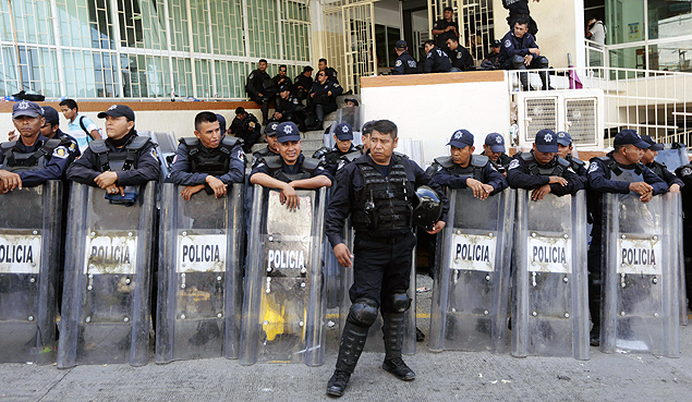 Policiais fazem guarda em prdios federais aps ameaa de professores em Acapulco, Mxico