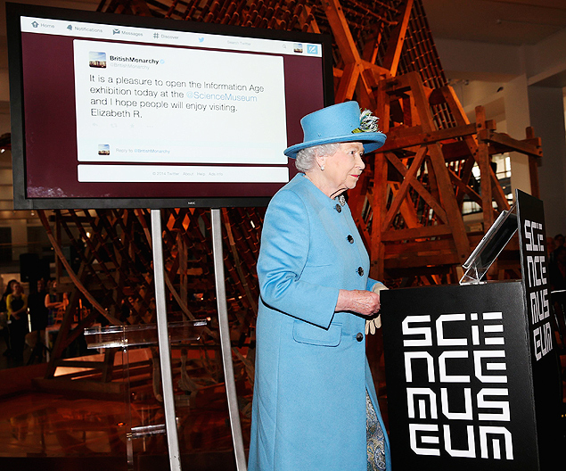 A rainha Elizabeth 2ª escreve e envia um tuíte no Museu de Ciência, em Londres