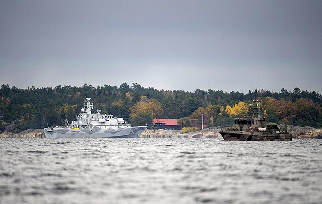 Barcos da Sucia so vistos em operao de busca na baa Namdo, em Estocolmo