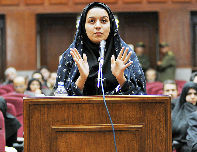 A iraniana Rayhaneh Jabbari em um tribunal de Teer, em 2008