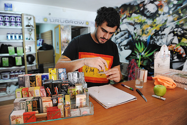 Juan Manuel Varela, dono da Urugrow, monta cigarro de maconha em sua loja, em Montevidéu 