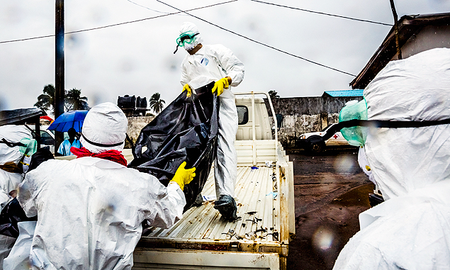 Oficiais removem corpo de morto por ebola na Libéria