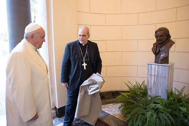 Papa Francisco inaugura busto do seu antecessor, papa Bento 16, no Vaticano