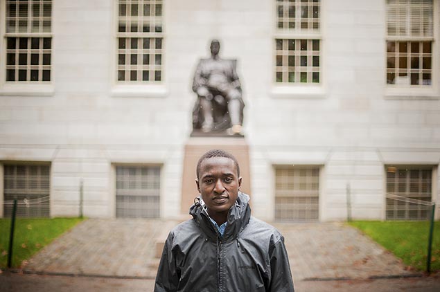 Justus Uwayesu, calouro da Universidade Harvard, passou a infância em um lixão de Ruanda