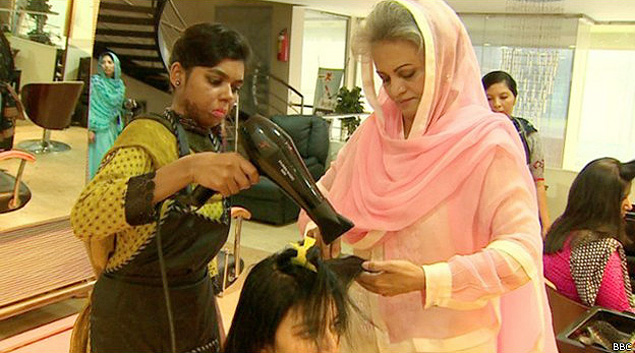 Mulheres no salo de Musarat Misbah, no Paquisto