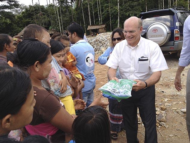 Timothy Ziemer  conhecido por sua abordagem prtica e discreta na luta contra a malria; ele e sua equipe em um vilarejo em Mianmar