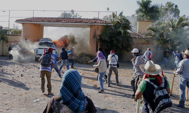 Manifestantes atacam residncia oficial do novo governador de Guerrero, no sudoeste do Mxico, aps protesto pelo sumio de 43 estudantes