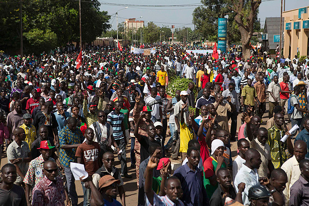 Manifestantes protestam contra possvel reeleio de presidente, na quarta, em Uagadugu