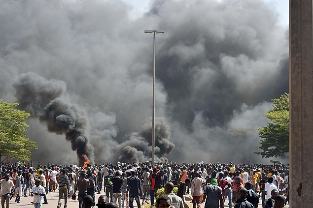 Pessoas veem Parlamento pegando fogo em Uagadugu, capital de Burkina Fasso
