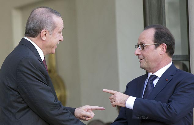 Presidente da Frana, Franois Hollande (D), cumprimenta seu homlogo turco, Tayyip Erdogan, em Paris