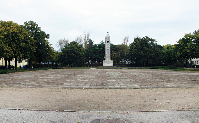 Praa vazia na cidade; ao fundo, monumento aos soldados soviticos mortos na 2 Guerra