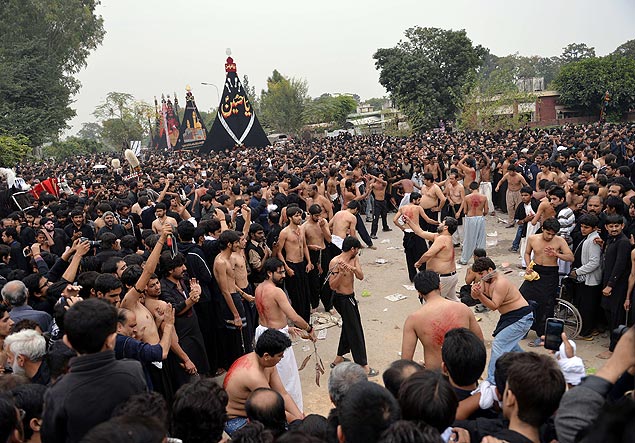 Xiitas paquistaneses se autoflagelam em procisso da Ashura, em Islamabad 