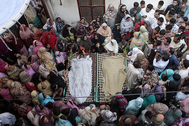 Paquistaneses fazem funeral de mortos em atentado na fronteira com a ndia, em Lahore