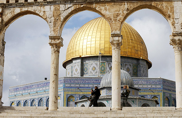 Policiais israelenses caminham na Esplanada das Mesquitas, em Jerusalém