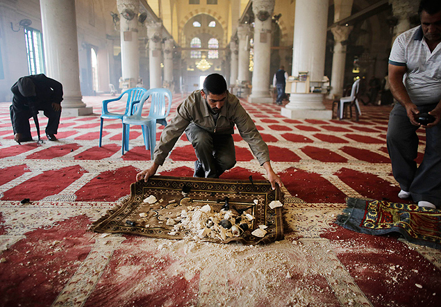 Palestinos limpam mesquita de Al Aqsa, após confrontos